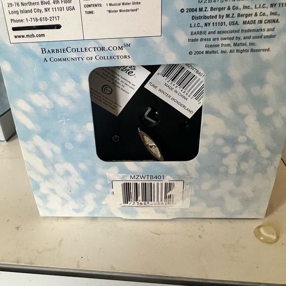 Happy holidays barbie 2004 musical water globe , vintage barbie - Picture 12 of 13